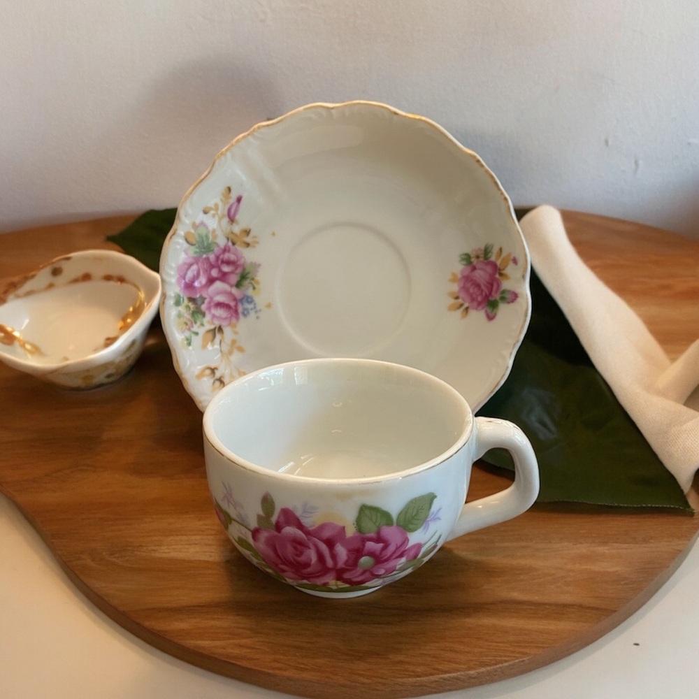 Beautiful Vintage teacup and saucer - Picture 2 of 6